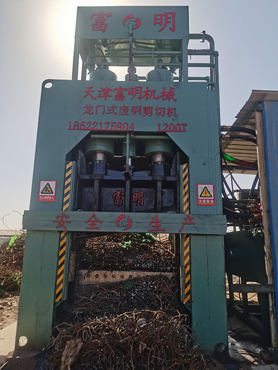 金屬破碎機(jī),鋼筋切粒機(jī),非金屬打包機(jī),廢鋼抓鋼機(jī),龍門式廢鋼剪切機(jī).jpg
