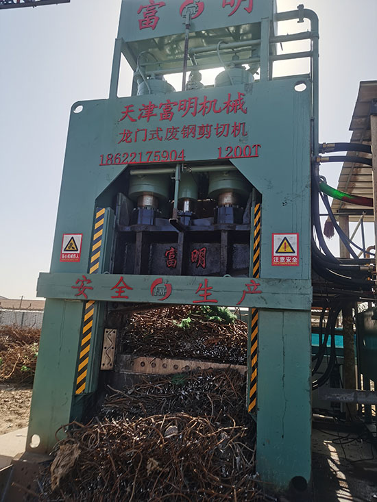 金屬破碎機(jī),鋼筋切粒機(jī),非金屬打包機(jī),廢鋼抓鋼機(jī),龍門式廢鋼剪切機(jī).jpg