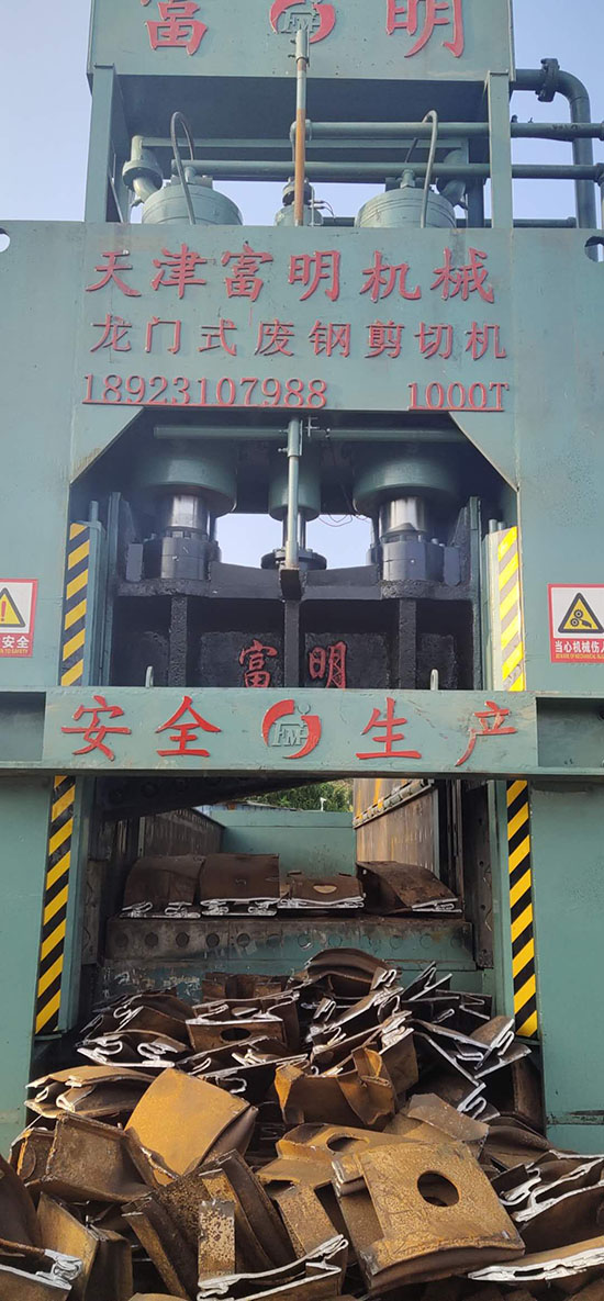 金屬破碎機(jī),鋼筋切粒機(jī),非金屬打包機(jī),廢鋼抓鋼機(jī),龍門式廢鋼剪切機(jī).jpg